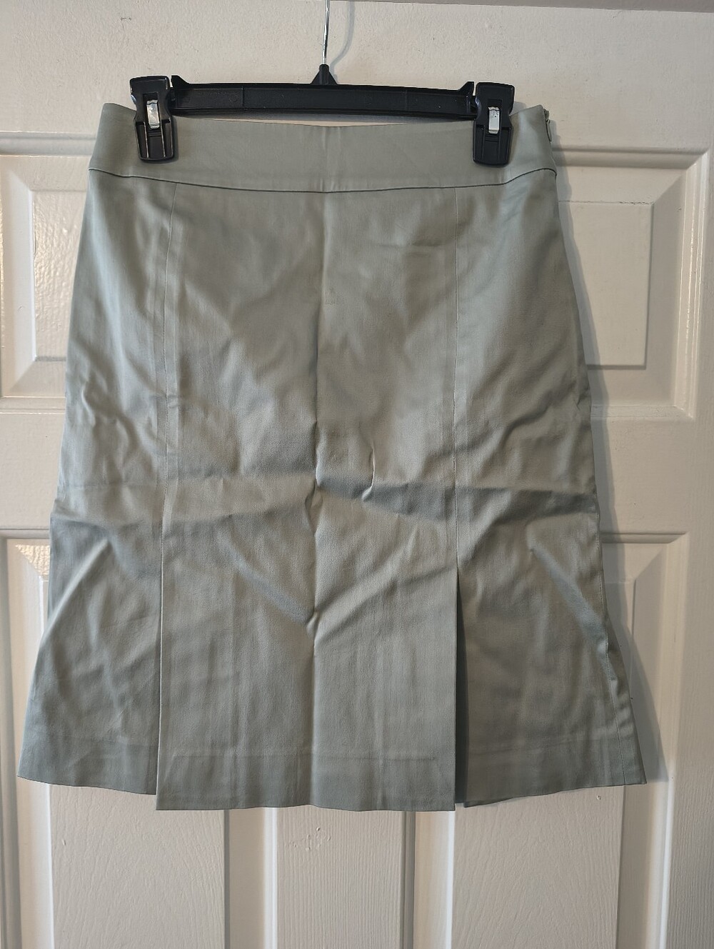 Isabel & Nina Light Gray Pleated Skirt Size 2 – Knee Length